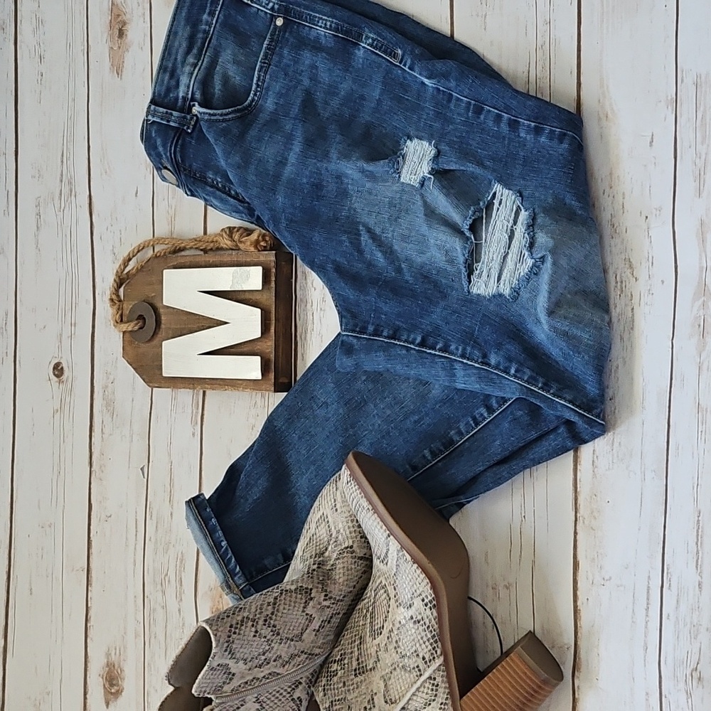 Maurices Everflex Medium Wash Distressed Jeans Size 14 Short